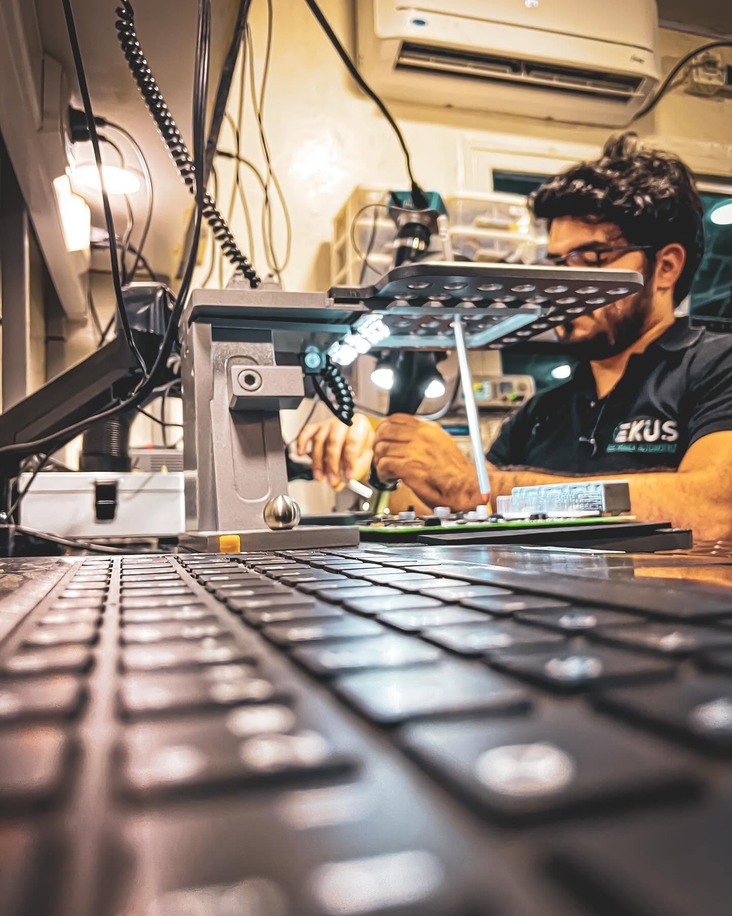 Técnico programando ECU en banco de pruebas electrónico